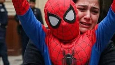 بزي سبايدر مان.. وصول ياسين ووالدته لمحكمة جنايات دمنهور لحضور جلسة الاستئناف