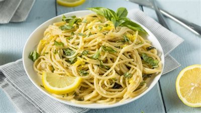 وصفة سريعة لعشاق المكرونة بالثوم والليمون في 15 دقيقة فقط