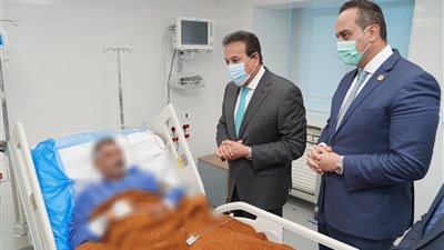 وزير الصحة ومحافظ الإسماعيلية يتابعون أول حالة زراعة كبد بمجمع الإسماعيلية