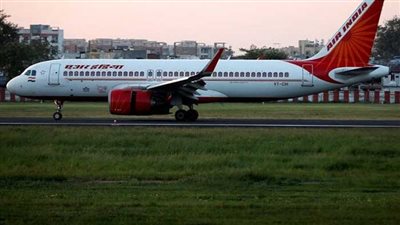 انزلاق مرعب لطائرة هندية في مطار مومباي أثناء هبوطها تحت الأمطار الغزيرة