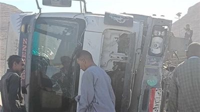 الطريق كله زيت.. انقلاب سيارة نقل ثقيل محملة بالزيوت بالدقهلية  