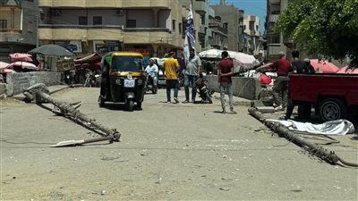 بسبب تزاحم المواطنين.. سقوط عمودي إنارة على كوبري البخاري بالزرقا في دمياط 