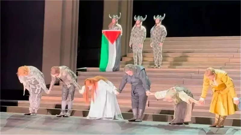 رفع علم فلسطين في