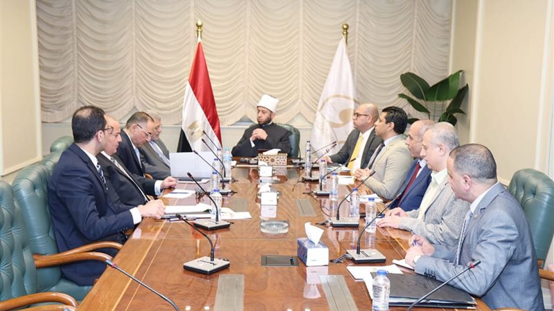 وزير الأوقاف في اجتماعه