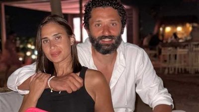 كريم محمود عبد العزيز يرد على أنباء ارتباطه بفنانة بصورة مع زوجته آن رفاعي