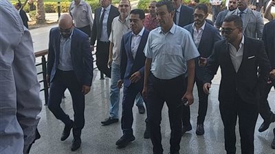 طارق قنديل يتلقى العزاء في شقيقه المتوفي صباح اليوم |صور