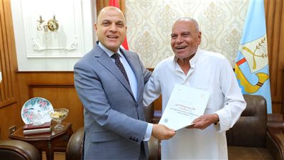 محافظ كفرالشيخ يُسلّم 10 عقود تقنين أراضي أملاك دولة للمستفيدين 