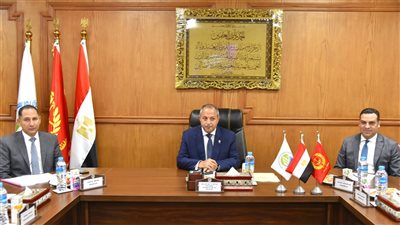 محافظ بورسعيد يدعو لتضافر الجهود لتسريع تنفيذ المشروعات التنموية والخدمية