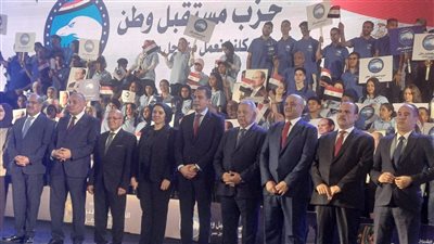 بينهم محمد مصطفى لطفي.. أحمد عبدالجواد يلتقط صورا تذكارية مع مرشحي مجلس الشيوخ