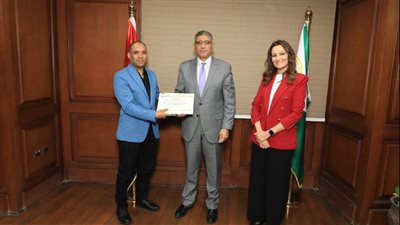 تقديرًا لجهودهم.. محافظ الجيزة يُكرم 7 من العاملين الحاصلين على درجات علمية 