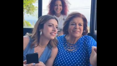 شاهد|في مشهد مؤثر.. فتاة تفاجئ والدتها بعودتها من السفر بطريقة غير متوقعة