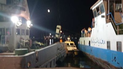 سقوط سيارتي نقل من معدية شرق التفريعة في المجري الملاحي لقناة السويس