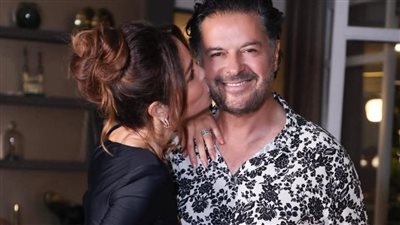 بقبلة على خده.. زوجة راغب علامة تدعمه بعد قرار منعه من الغناء في مصر