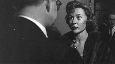 قنبلة من وراء القبر..مذكرات تكشف العلاقة الصادمة بين جلوريا جراهام وابن زوجها