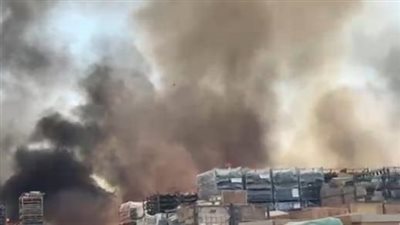 الدفع بـ 8 سيارات إطفاء.. حريق هائل يلتهم مخزن قطع غيار سيارات بـ أكتوبر 