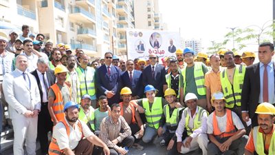 وزير العمل ومحافظ مرسى مطروح يتفقدان قوافل طبية تقدم خدمات صحية للعمال