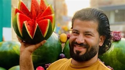 من ورث المهنة إلى صانع البهجة.. «سلامة» يحول الفاكهة إلى لوحات فنية