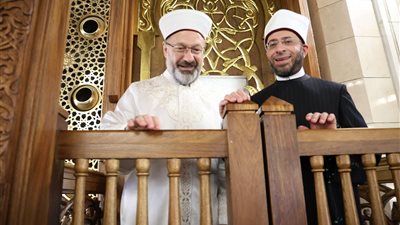 العلم والتاريخ والأمان في مسجد مصر.. شهادة رئيس الشؤون الدينية التركي
