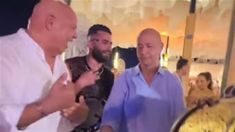 عمرو أديب يرقص على