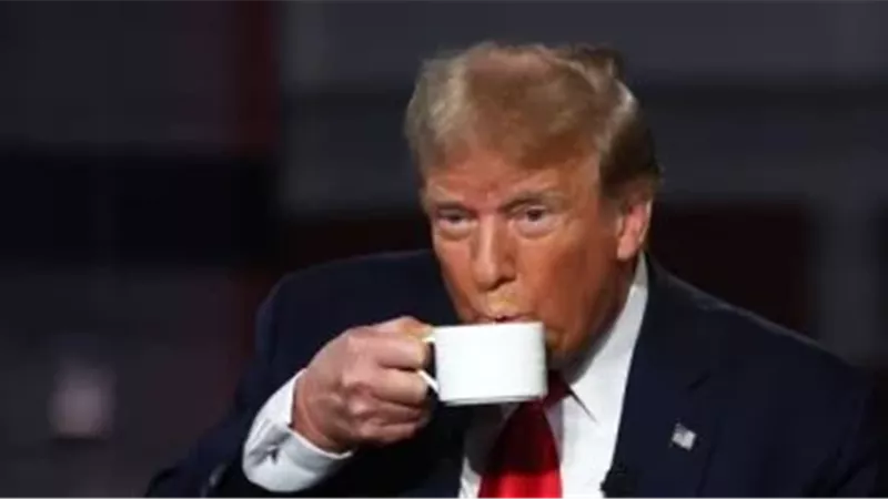 ترامب وهو يشرب القهوة