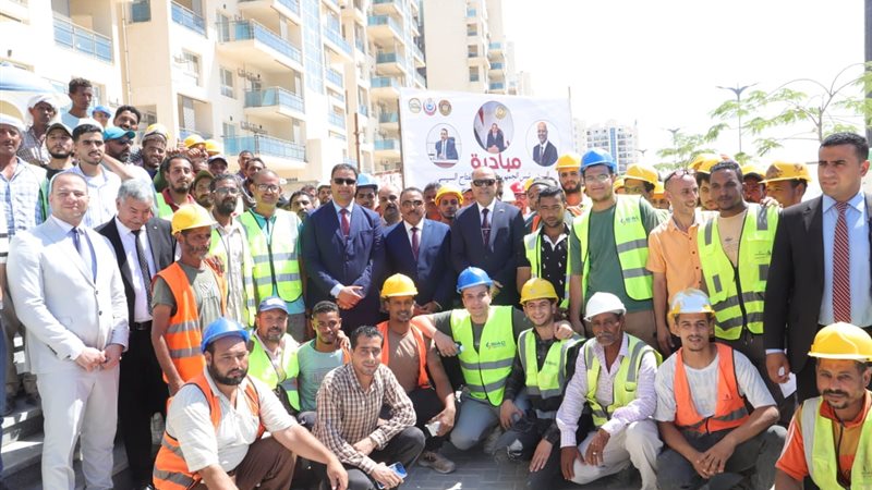 الوزير مع العمال