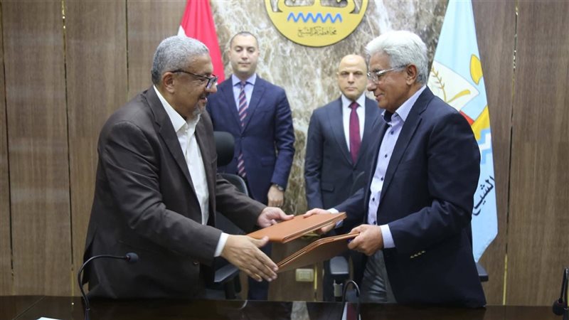 أثناء توقيع الاتفاقية