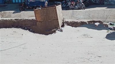 استمرار جهود الوحدة المحلية بالزرقا في أعمال النظافة وتطهير الترع