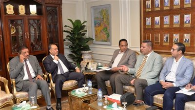 محافظ أسيوط يبحث مع فريق 