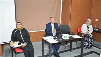 رئيس جامعة دمياط يلتقي أولياء أمور الطلاب خلال جولته التفقدية بالحرم الجامعي 