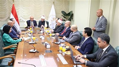 ظهر خلال بروتوكول حضانات تعليمية بالمساجد.. من هو شبيه وزير التعليم؟