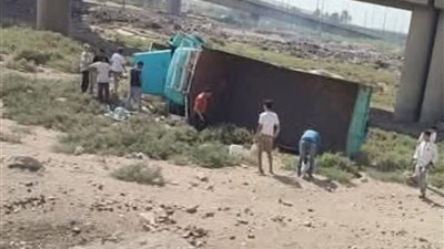 سقوط سيارة نقل بعد اختراق السور الحديدي بالطريق الإقليمي بالعياط