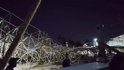 سقوط مظلات حديدية في موقف نجع حمادي الجديد بقنا قبل التسليم