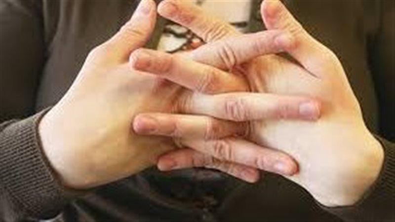 هل تسبب فرقعة الأصابع