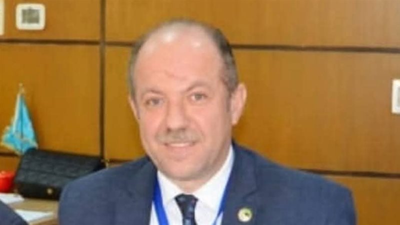 عصام إسماعيل قائمًا