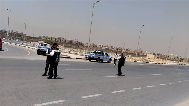 رجال المرور بالطريق