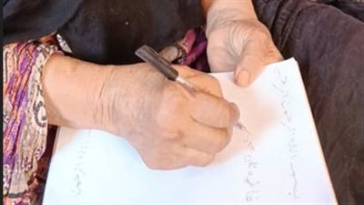 «لا أمية مع تكافل»..سيدة على مشارف الـ80 عامًا من عروس النيل تغادر محطة الأمية