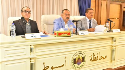 خلال جلسة المجلس التنفيذي.. محافظ أسيوط يقر مشروعات جديدة ومحورًا إستراتيجيًا