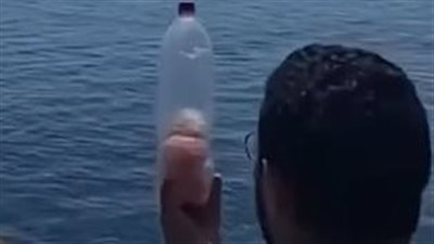 من مصر إلى غزة.. شاب يلقي قوارير طعام في البحر ويثير تعاطفاً واسعاً