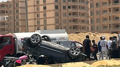 انقلاب سيارة ملاكي إثر حادث مروري أمام دار مصر بالقاهرة الجديدة| صور 