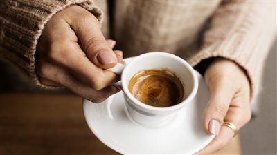 دراسة: القهوة ليلاً قد تؤدي إلى سلوك متهور.. والنساء أكثر تأثراً