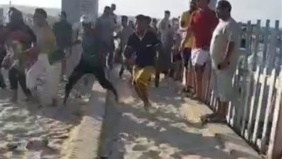 رعب بشاطئ النخيل.. معركة بين العاملين والمصطافين بالأسلحة وفتح تحقيق عاجل