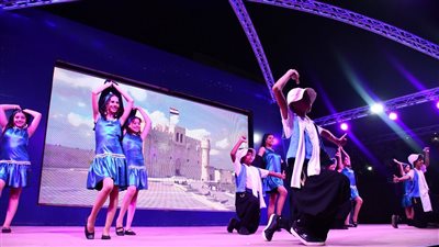 فرقة أطفال الشاطبي للفنون الشعبية تتألق على مسرح النادي الاجتماعي