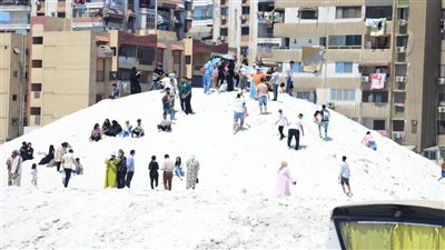 توافد كبير لرحلات اليوم الواحد على  جبال الملح فى مدينة بورفؤاد