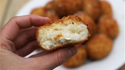 طريقة عمل  كرات الأرز بالجبنة مقرمشة من الخارج وذوبان من الداخل