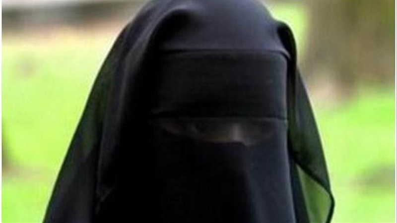 سيدة منتقبة