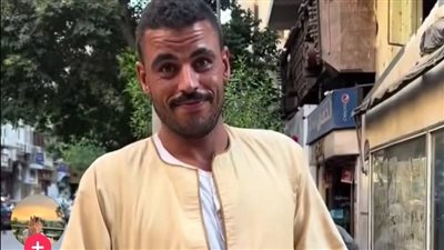 أشتهر بوسامته.. مصطفى أشهر بائع تين شوكي يتصدر الترند