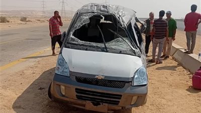 إصابة شخصين في انقلاب سيارة ملاكي بطريق السويس السخنة