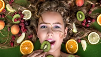 أطعمة تعزز صحة الجلد وترطيبه بطريقة طبيعية وآمنة وفعالة 