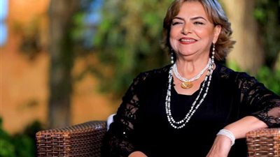 عزة لبيب: كنت بحلم أكون دكتورة بيطرية… والمسرح غير لي حياتي|فيديو 