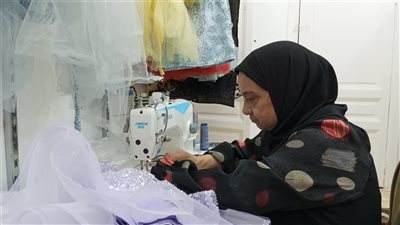 فاتن المحلاوي.. من موظفة روتينية إلى رائدة في عالم الخياطة ببورسعيد